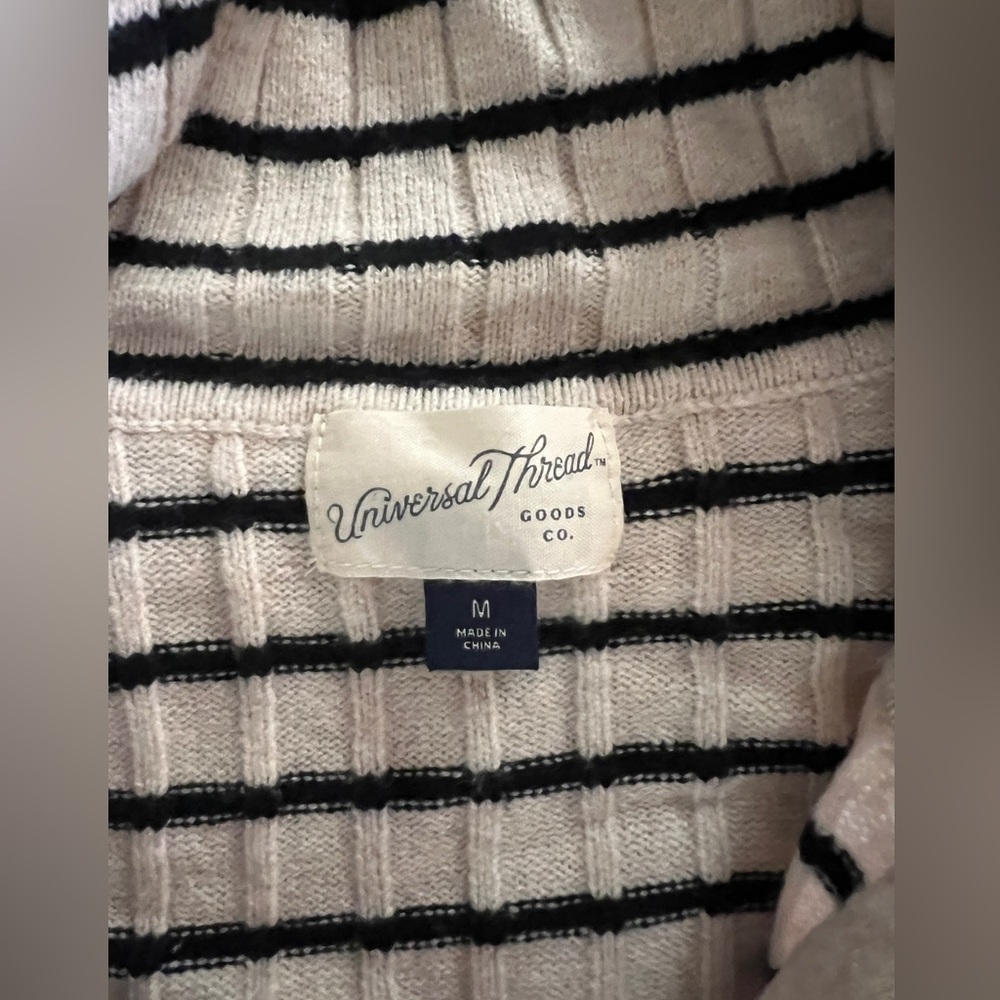 Universal Threads
Women’s 
Medium 
Cardigan 
Sweater
Ivory/Black Stripe
L/S - Picture 13 of 14